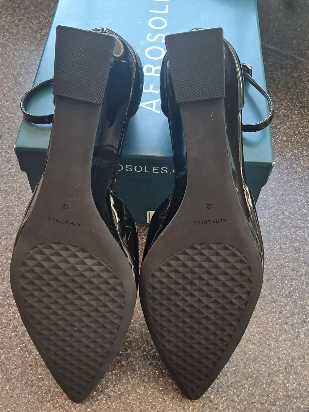 AEROSOLES sleek black